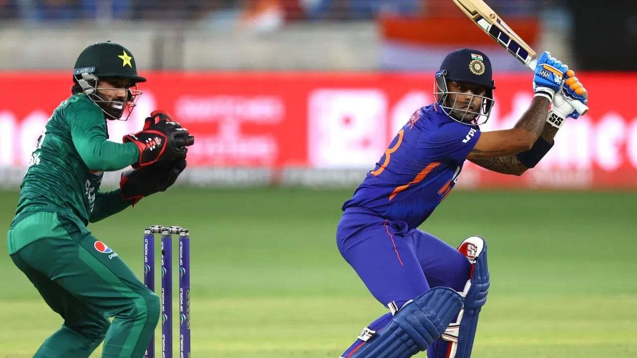 सूर्याने अवघ्या काही वर्षांत टी 20i संघातील स्थान निश्चित केलं. सूर्याने आतापर्यंत अनेक संघांविरुद्ध बॅटिंगने उल्लेखनीय कामगिरी केलीय. मात्र सूर्याला पाकिस्तान विरुद्ध काही खास करता आलेलं नाही. सूर्याने आतापर्यंत पाकिस्तान विरुद्ध 5 टी 20 सामने खेळले आहेत. सूर्याला या 5 सामन्यांमध्ये एकूण 64 धावा करता आल्या आहेत. (Photo  Credit : Getty Images)