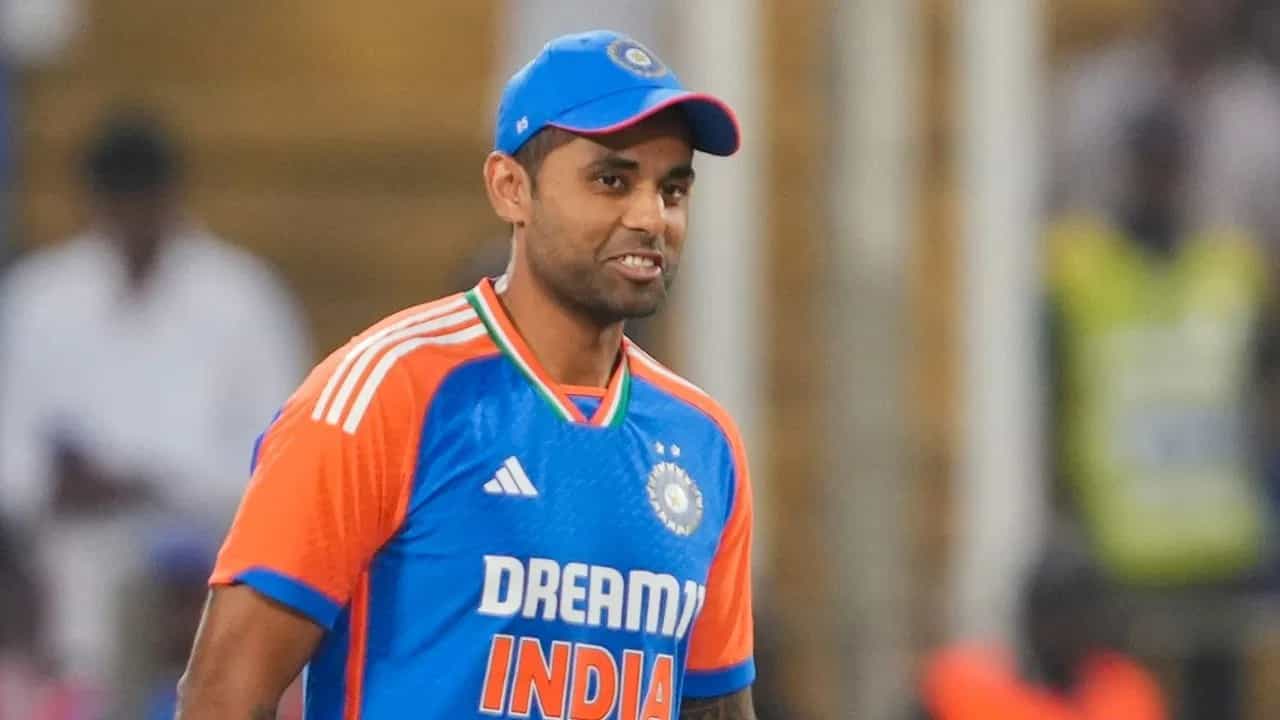 केंद्र सरकारने काही दिवसांपूर्वी घेतलेल्या एका निर्णयाचा परिणाम हा टीम इंडियावर झाला. भारतीय सरकारने ऑनलाईन गेमिंग एपवर बंदी घातली. त्यामुळे अनेक ऑनलाईन गेमिंग एप बंद झाले. ड्रीम 11 आणि बीसीसीआय यांच्यात करार होता. मात्र गेमिंग एप बंद झाल्याने बीसीसीआय आणि ड्रीम 11 ईलेव्हन यांच्यातील करार मोडीत निघाला. (Photo Credit : PTI)