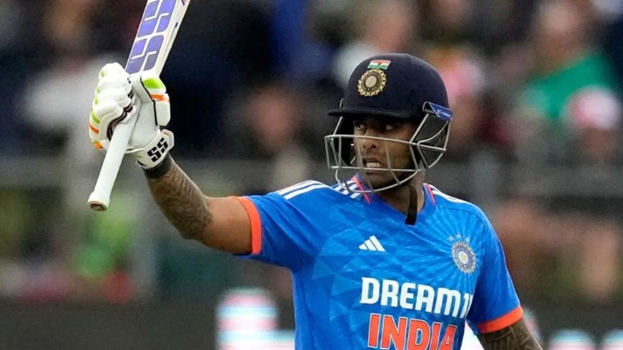 आशिया कप 2025 स्पर्धेत गतविजेत्या भारतीय संघासमोर ट्रॉफी कायम राखण्याचं आव्हान असणार आहे. यंदा टी 20 फॉर्मेटने आशिया कप स्पर्धा होणार आहे. सूर्यकुमार यादव भारतीय संघाचं नेतृत्व करणार आहे. सूर्यावर या स्पर्धेत नेहमीप्रमाणे बॅटिंग आणि कॅप्टन अशी दुहेरी जबाबदारी असणार आहे. सूर्यासमोर या स्पर्धेत एक मोठं आव्हान आणि संधी आहे. (Photo Credit : PTI)