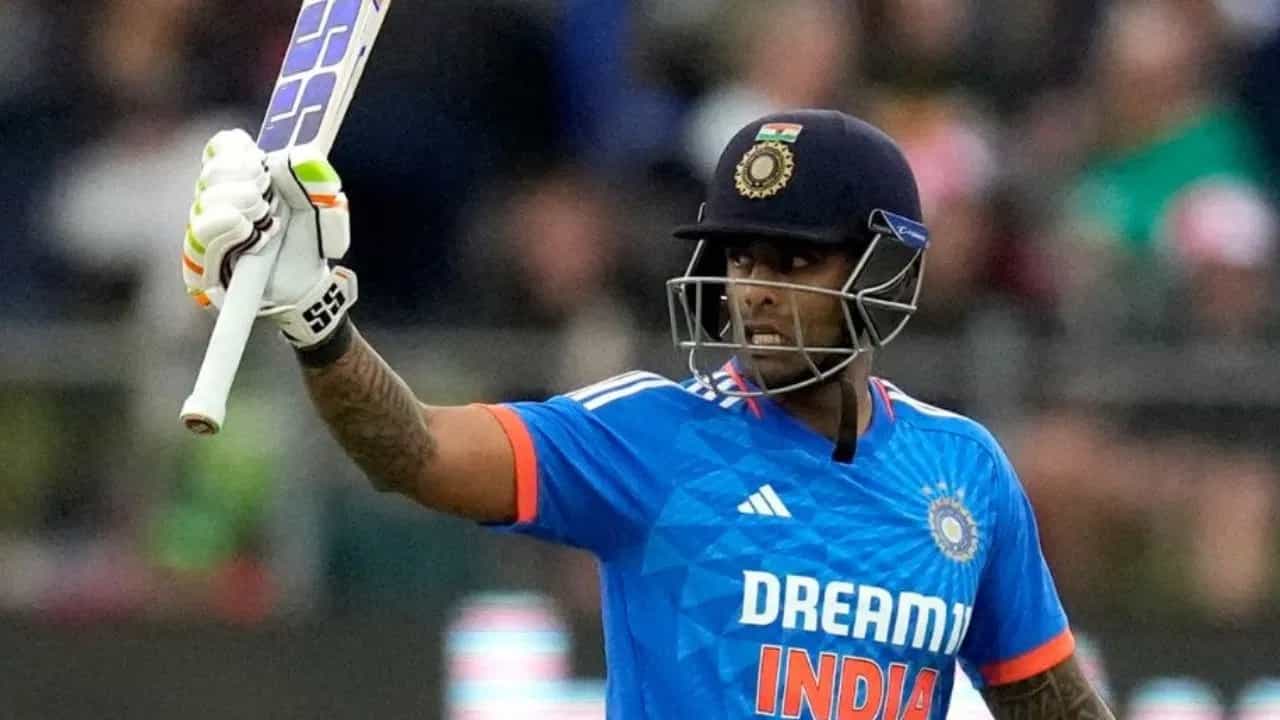 आशिया कप 2025 स्पर्धेत गतविजेत्या भारतीय संघासमोर ट्रॉफी कायम राखण्याचं आव्हान असणार आहे. यंदा टी 20 फॉर्मेटने आशिया कप स्पर्धा होणार आहे. सूर्यकुमार यादव भारतीय संघाचं नेतृत्व करणार आहे. सूर्यावर या स्पर्धेत नेहमीप्रमाणे बॅटिंग आणि कॅप्टन अशी दुहेरी जबाबदारी असणार आहे. सूर्यासमोर या स्पर्धेत एक मोठं आव्हान आणि संधी आहे. (Photo Credit : PTI)