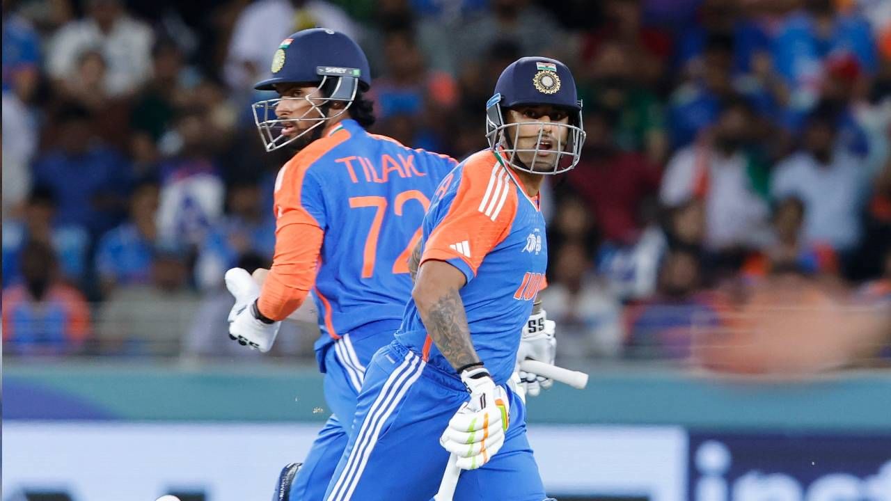 टीम इंडियाचा कर्णधार सूर्यकुमार यादवने या सामन्यात नाबाद 47 धावांची खेळी केली. त्याने 127.03 च्या स्ट्राईक रेटने फलंदाजी केली आणि 37 चेंडूत नाबाद 47 धावा केल्या. त्याच्या खेळीदरम्यान पाकिस्तानात भलतंच काही सुरु होतं. सूर्यकुमार यादवची वैयक्तिक माहिती पाकिस्तानी गुगलवर खूप काही सर्च करत होते.  (फोटो- BCCI Twitter)