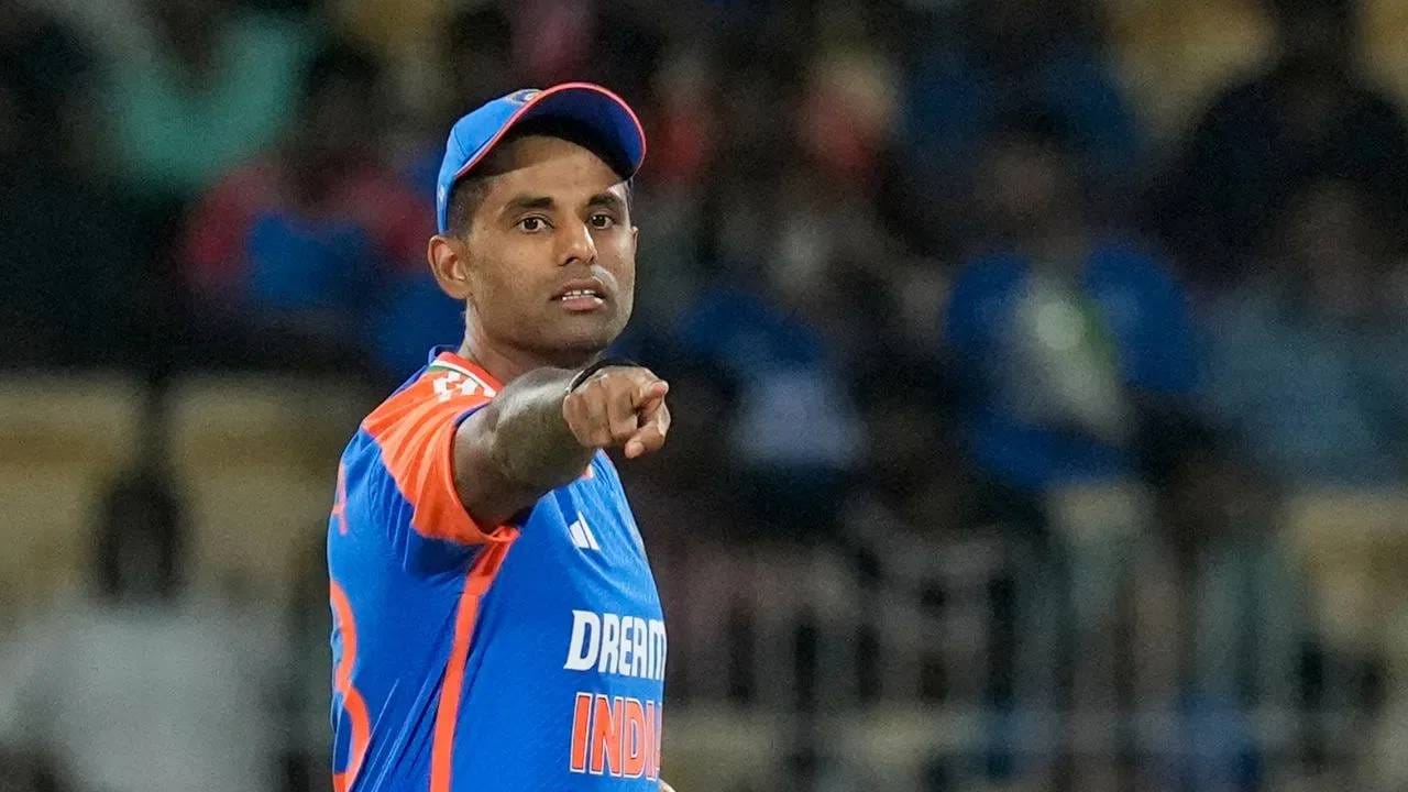 भारतीय संघ आशिया कप स्पर्धेसाठी 4 सप्टेंबरला युएईला रवाना होणार आहे. सूर्यकुमार यादवच्या नेतृत्वात भारतीय संघ या स्पर्धेत खेळणार आहे. भारताचा पहिला सामना 10 ऑक्टोबरला युएईविरुद्ध असणार आहे. या स्पर्धेत सूर्यकुमार यादवकडे विक्रम रचण्याची मोठी संधी आहे. या स्पर्धेत विराट कोहली, रोहित शर्मासह सात खेळाडूंना धोबीपछाड देण्याची संधी आहे. (Photo- PTI)