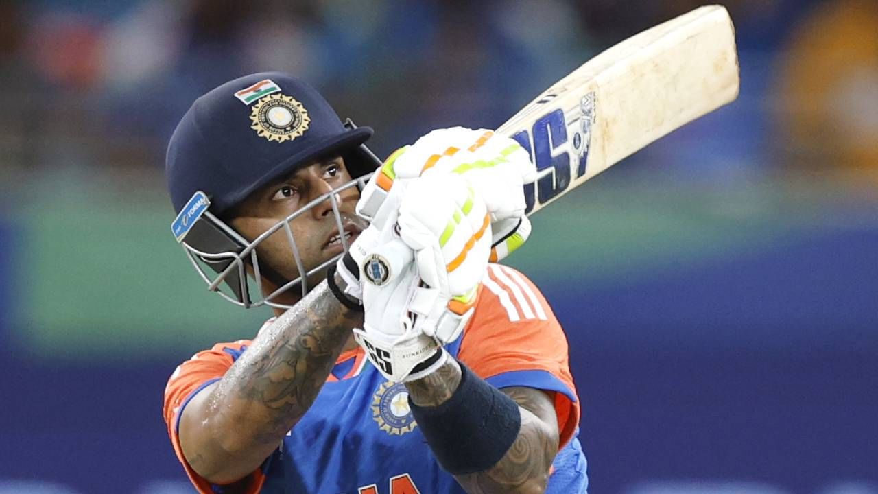 गुगलवर पाकिस्तानी लोकं सूर्यकुमार यादवची पत्नी कोण आहे? याबाबत सर्च करत होते. असं अचानक काय झालं की त्यांना सूर्यकुमारच्या पत्नीला सर्च करावं लागलं. इतकंच काय तर सूर्यकुमारच्या पत्नीचं वय किती आहे हे देखील सर्च केलं.  गुगल सर्च डेटानुसार हे समोर आलं आहे.  (फोटो- BCCI Twitter)