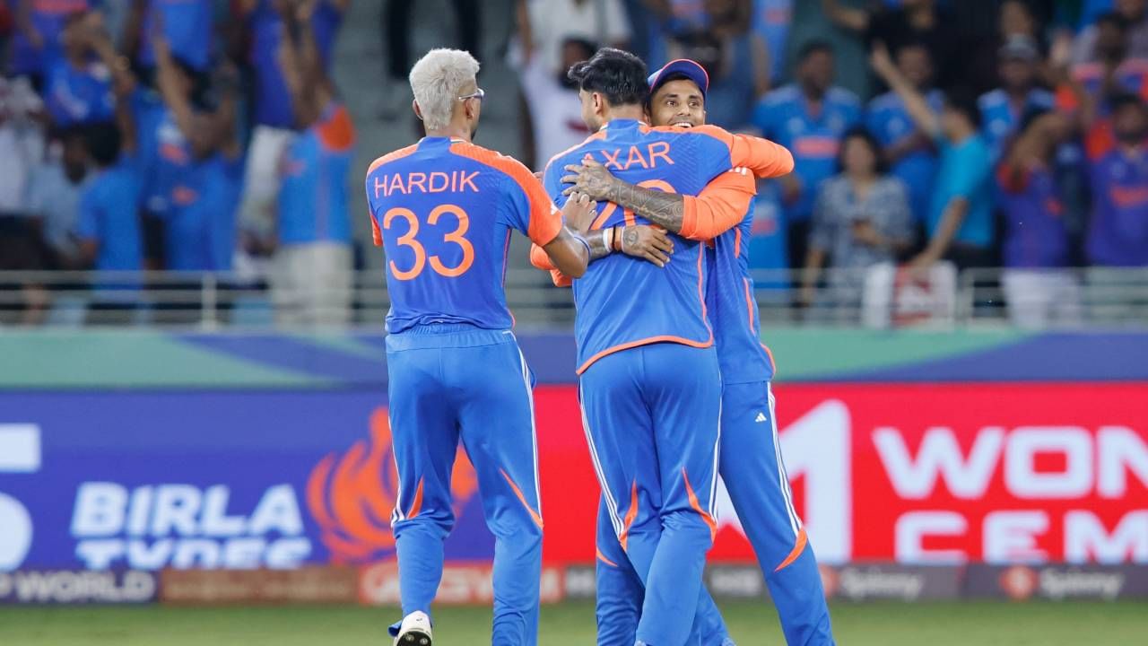 गुगल सर्च डेटानुसार, रात्री 8 ते रात्री 12 वाजेदरम्यान म्हणजेच सामना सुरु असताना पाकिस्तानी सूर्यकुमार यादवबाबत वैयक्तिक आयुष्याबाबत बरंच काही सर्च करत होते. त्यांचे सर्च करणारे प्रश्न पाहता आता संताप व्यक्त होत आहे.  (फोटो- BCCI Twitter)