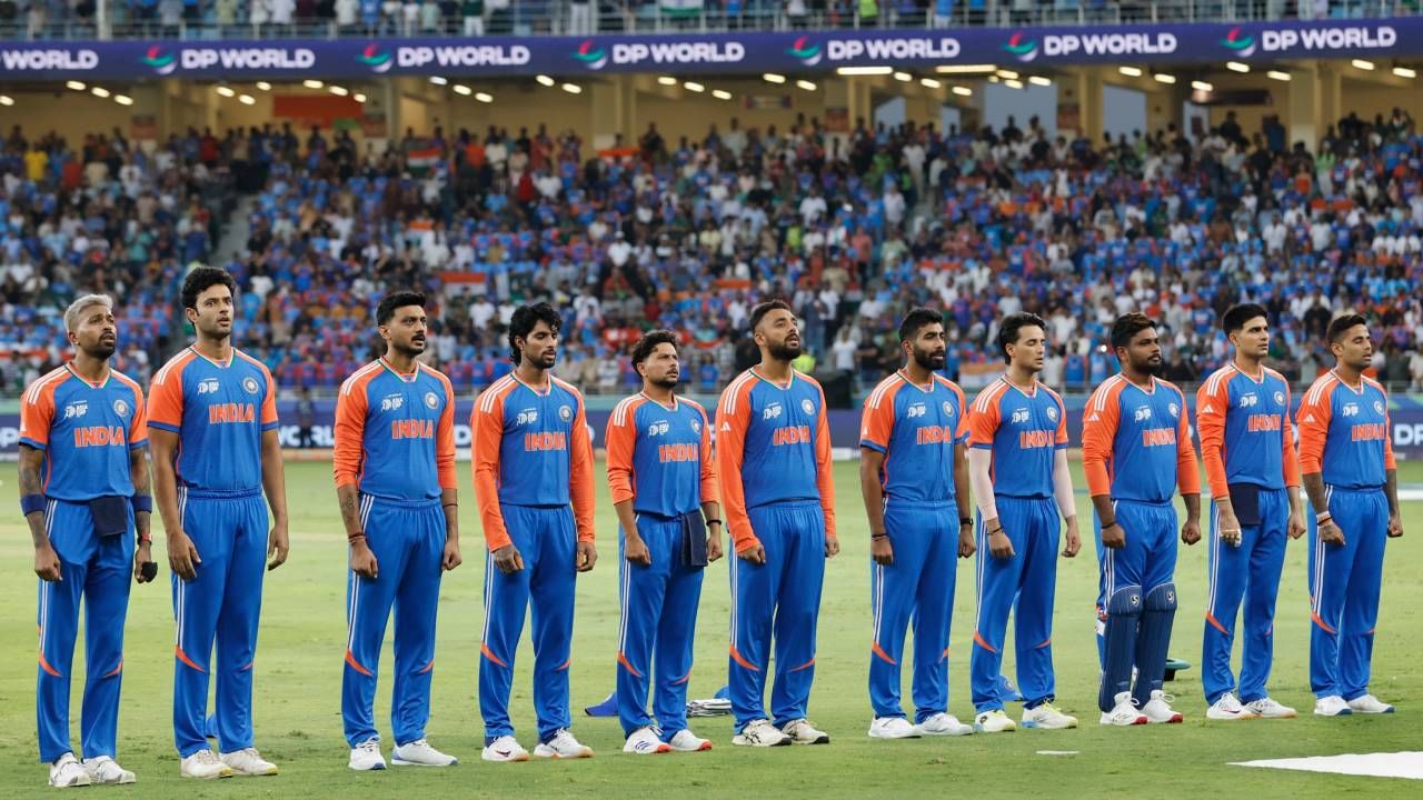 आशिया कप 2025 स्पर्धेच्या साखळी फेरीतील दुसर्‍या सामन्यात भारताने पाकिस्तानला पराभवाची धूळ चारली. भारताने पाकिस्तानला 7 गडी राखून पराभूत केलं. यासह सुपर 4 फेरीत आपली जागा पक्की केली आहे. सामन्यादरम्यान पाकिस्तानी लोकांचे एक घृणास्पद कृत्यही समोर आले आहे.  (फोटो- BCCI Twitter)