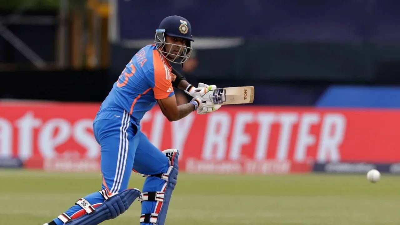 टीम इंडिया सध्या आशिया कपचा गतविजेता आहे. 2023 मध्ये भारताने रोहित शर्माच्या नेतृत्वाखाली आशिया कप जिंकला. पण अंतिम फेरीत भारतावर दबाव वाढला आहे. कारण पावर प्लेमध्ये भारताला तीन धक्के बसले आहे. (सर्व फोटो- टीव्ही 9 नेटवर्क/कन्नडवरून)