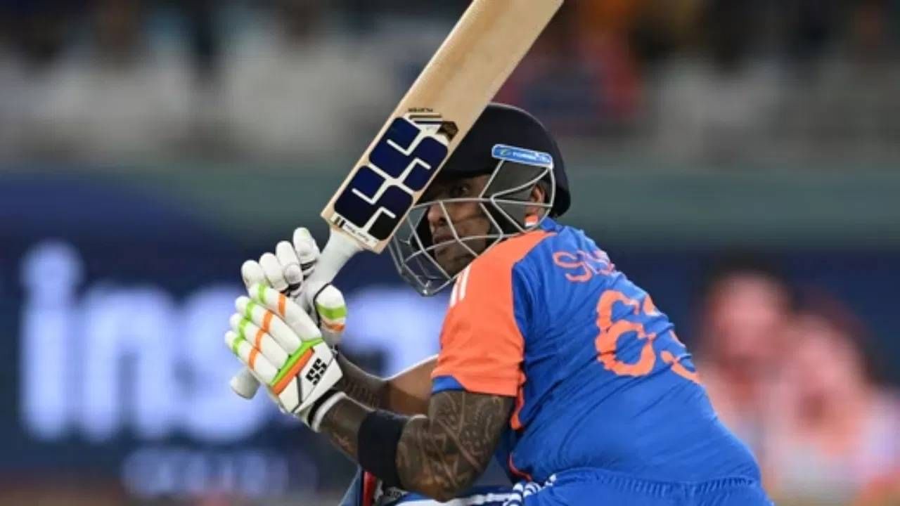 सूर्यकुमार यादवने या वर्षी टी20 आंतरराष्ट्रीय सामन्यांमध्ये खेळलेल्या 11 डावांमध्ये 12 च्या जवळपास सरासरीने फक्त 100 धावा केल्या आहेत.या वर्षी टी20 आंतरराष्ट्रीय सामन्यांमध्ये 100 धावा पूर्ण केल्या. 