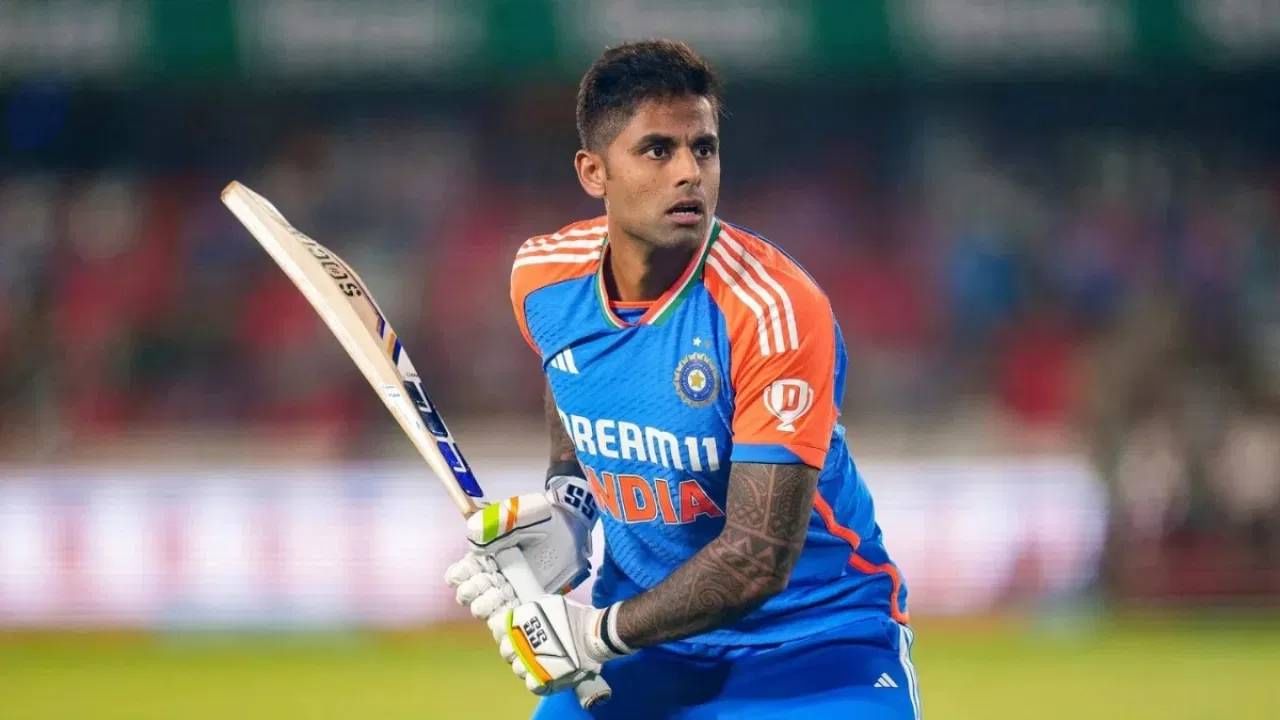 कर्णधार सूर्यकुमार यादवची कामगिरी खूपच खराब राहिली आहे. आशिया कपमध्येच नव्हे तर टी20 आंतरराष्ट्रीय सामन्यांमध्येही त्याची कामगिरी निराशाजनक राहिली आहे. त्यामुळेच त्याच्यावर टीका होत आहे. कर्णधार नसता तर त्याला संघाबाहेर बसण्याची पाळी आली असती.