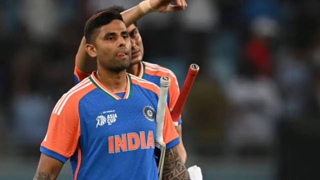 आशिया कप स्पर्धेच्या अंतिम सामन्यात पाकिस्तानने भारतासमोर 147 धावांचं आव्हान दिलं आहे. हे आव्हान गाठताना भारताची सुरुवात काही खास झाली नाही. पावर प्लेमध्ये भारताने महत्त्वाचे दोन गडी गमावले. त्यामुळे भारतावरील दबाव वाढला. 