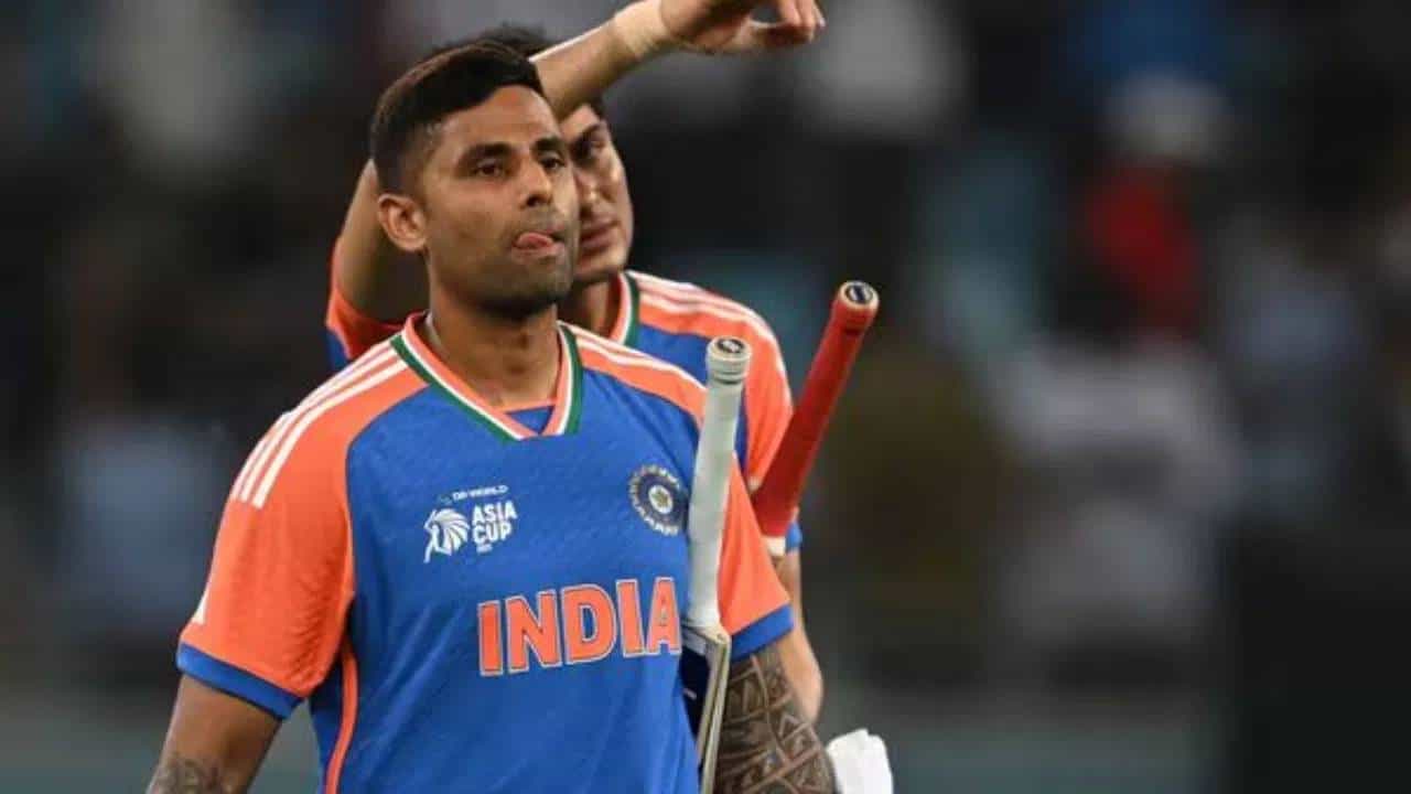 आशिया कप स्पर्धेच्या अंतिम सामन्यात पाकिस्तानने भारतासमोर 147 धावांचं आव्हान दिलं आहे. हे आव्हान गाठताना भारताची सुरुवात काही खास झाली नाही. पावर प्लेमध्ये भारताने महत्त्वाचे दोन गडी गमावले. त्यामुळे भारतावरील दबाव वाढला.