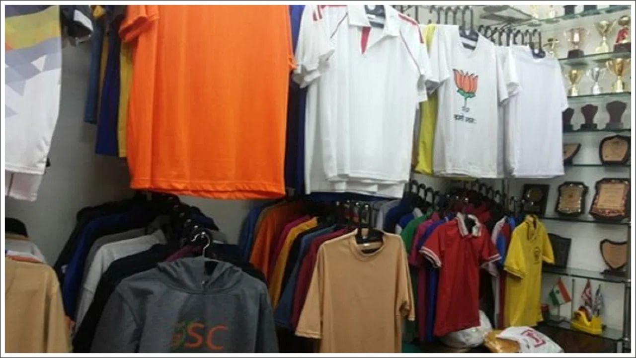 कॉलर नसलेला, सरळ, साधा असलेला टी-शर्ट दोन्हीही बाजूने पाहिल्यानंतर तो T अक्षराप्रमाणाचे दिसतो. त्यामुळेच त्याला टी-शर्ट म्हणत असावे, असा अंदाज काही फॅशन तज्ज्ञांकडून लावला जातो.