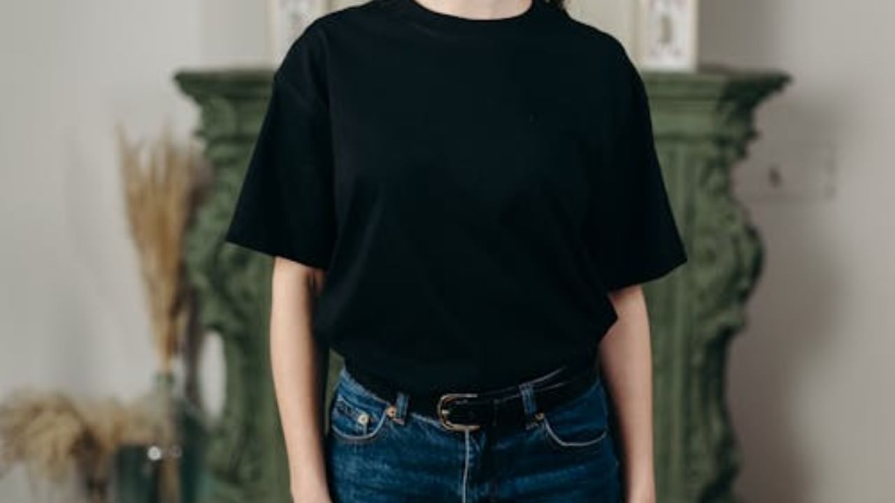 हल्ली टी-शर्ट फक्त एक साधा कपडा राहिलेला नाही. तो प्रत्येक व्यक्तीच्या व्यक्तिमत्त्वाचे आणि फॅशन सेन्सचे प्रतीक बनला आहे. कॉलेजमधील तरुणांपासून ते ऑफिसमध्ये काम करणाऱ्या व्यावसायिकांपर्यंत प्रत्येकजण टी-शर्ट परिधान करतो.