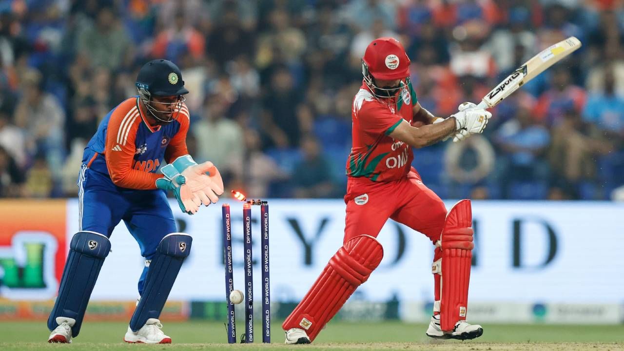 आशिया कप स्पर्धेत भारताची अपेक्षेप्रमाणे कामगिरी झाली आहे. युएई आणि पाकिस्तानला पराभूत करत भारताने सुपर 4 फेरीत जागा पक्की केली आहे. ओमानविरुद्धही भारताने 188 धावांचा डोंगर उभा केला आहे. असं असताना भारतीय संघाने एका विक्रमाची नोंद केली आहे. (Photo_ BCCI) 