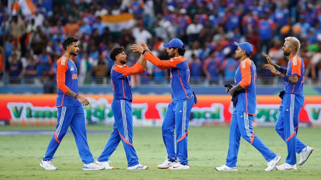 आशिया कप टी20 स्पर्धेत भारतीय संघ जेतेपदाचा दावेदार मानला जात आहे. याकडे आयसीसी टी20 वर्ल्डकप स्पर्धेची पूर्वतयारी म्हणून पाहीलं जात आहे. टी20 वर्ल्डकप स्पर्धा पुढच्या वर्षी भारत आणि श्रीलंकेत होणार आहे. (Photo_ BCCI) 