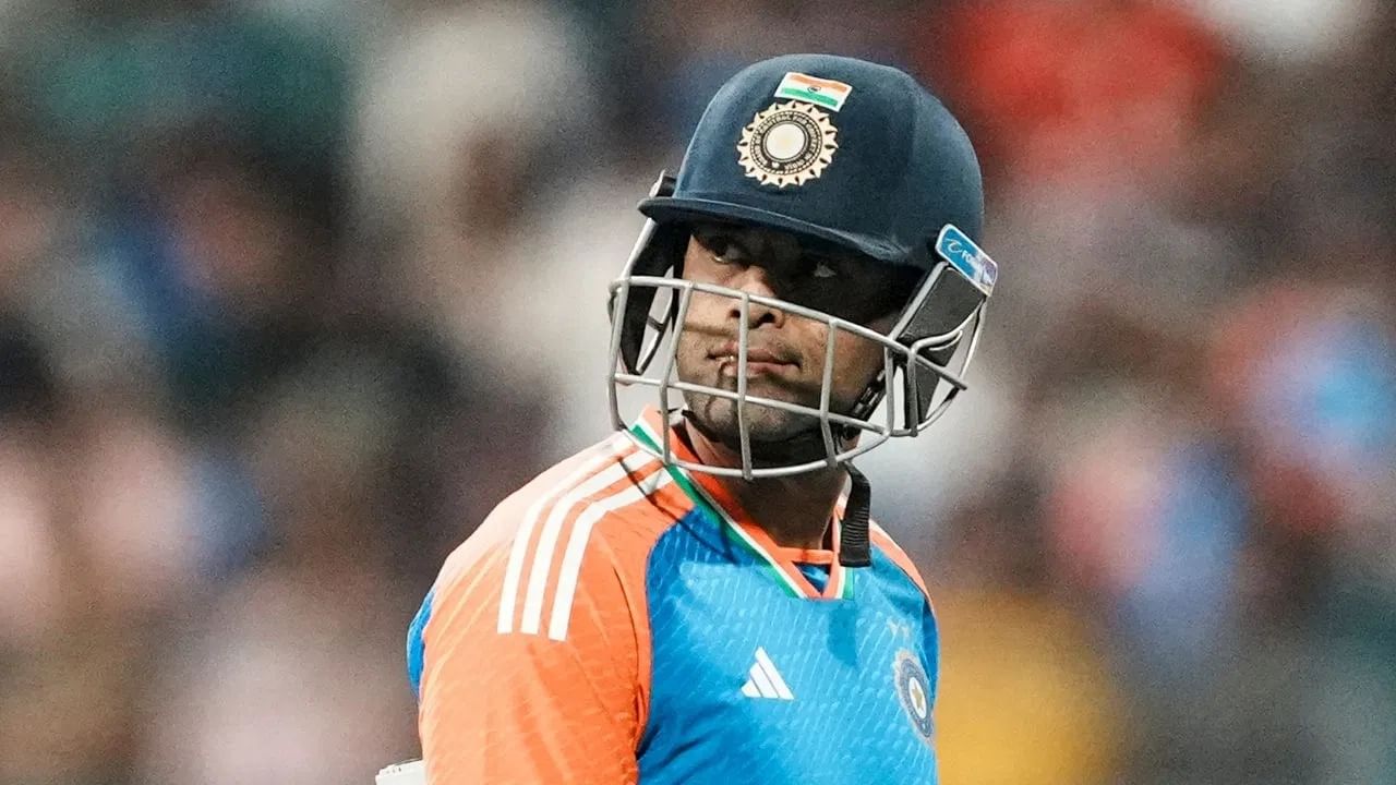 सूर्याचं आशिया कप  स्पर्धेत कर्णधार म्हणून पदार्पण होणार आहे. सूर्या यंदा पाकिस्तानसमोर कर्णधाराच्या भूमिकेत असणार आहे. हा महामुकाबला 14 सप्टेंबरला होणार आहे. त्यामुळे सूर्यासमोर या सामन्यासह संपूर्ण स्पर्धेत कॅप्टन आणि फलंदाज म्हणून उल्लेखनीय कामगिरी करण्याचं आव्हान असणार आहे.त्यामुळे कॅप्टन सूर्या हे आव्हान कसं पेलतो? याकडे क्रिकेट चाहत्यांचं लक्ष असणार आहे. (Photo Credit : PTI)