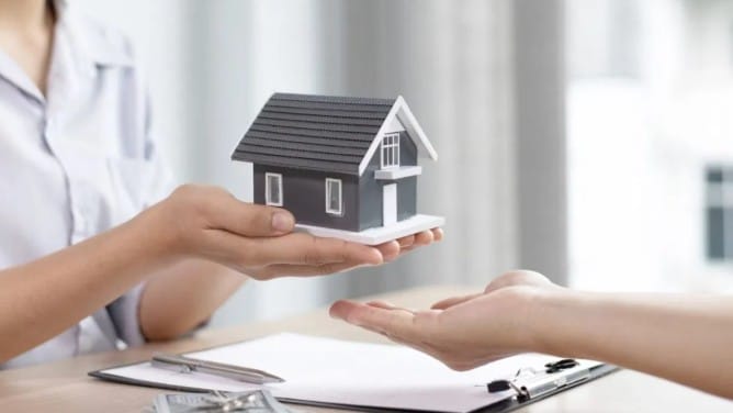 (टीप- वरच्या लेखात दिलेली माहिती ही प्राथमिक स्वरुपाची आहे. कुठेही प्रत्यक्ष वा अप्रत्यक्ष गुंतवणूक करायची असेल किंवा कोणताही आर्थिक निर्णय घ्यायचा असेल तर त्या-त्या क्षेत्रातील तज्ज्ञांचा सल्ला जरूर घ्या)