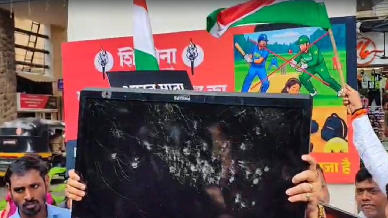 रक्त आणि पाणी एकाच वेळी वाहू शकत नाही, असं मोदी म्हणाले होते. त्यामुळे आता पाकिस्तान बरोबर होणाऱ्या क्रिकेट सामन्यावर बहिष्कार घालावा, असं ठाकरे यांनी म्हटलंय. या सामन्याला शिवसेनेचा विरोध असून 'माझं कुंकू, माझा देश' हे आंदोलन आज केलं जात आहे. 
