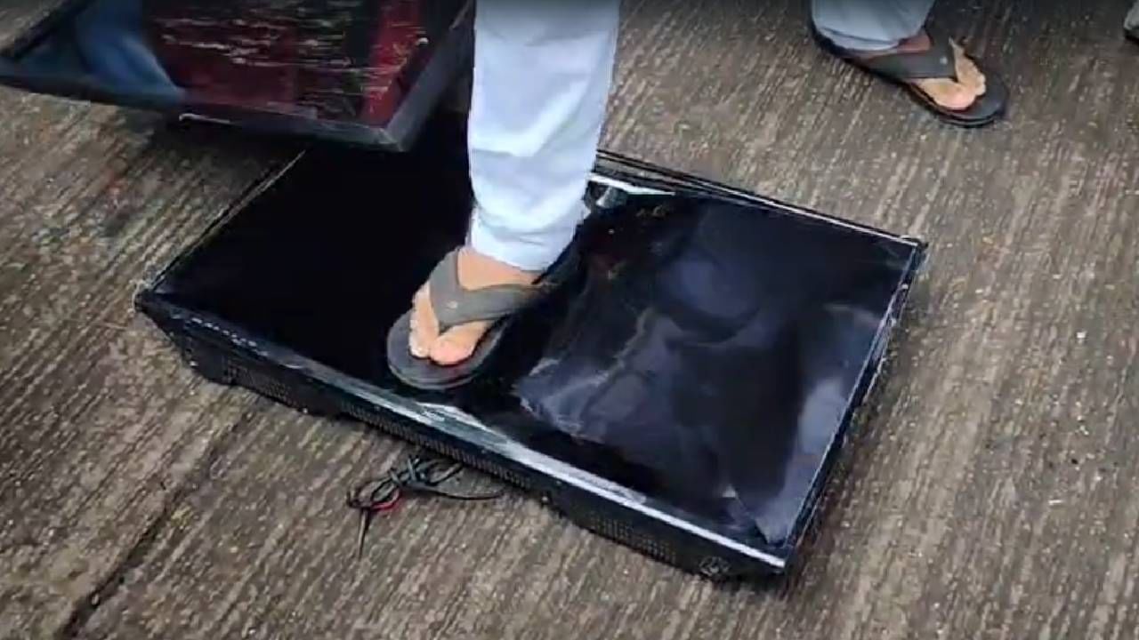 भारत-पाकिस्तान क्रिकेट सामन्याच्या विरोधात छत्रपती संभाजीनगरमध्येही ठाकरेंच्या शिवसेनेच्या महिला आघाडीच्या वतीने आंदोलन करण्यात येत आहे. यावेळी महिला आघाडीच्या वतीने पंतप्रधान नरेंद्र मोदी यांना सिंदूरचा डब्बा भेट देण्यात येणार आहे. या आंदोलनात अंबादास दानवे देखील सहभागी झाले आहेत.
