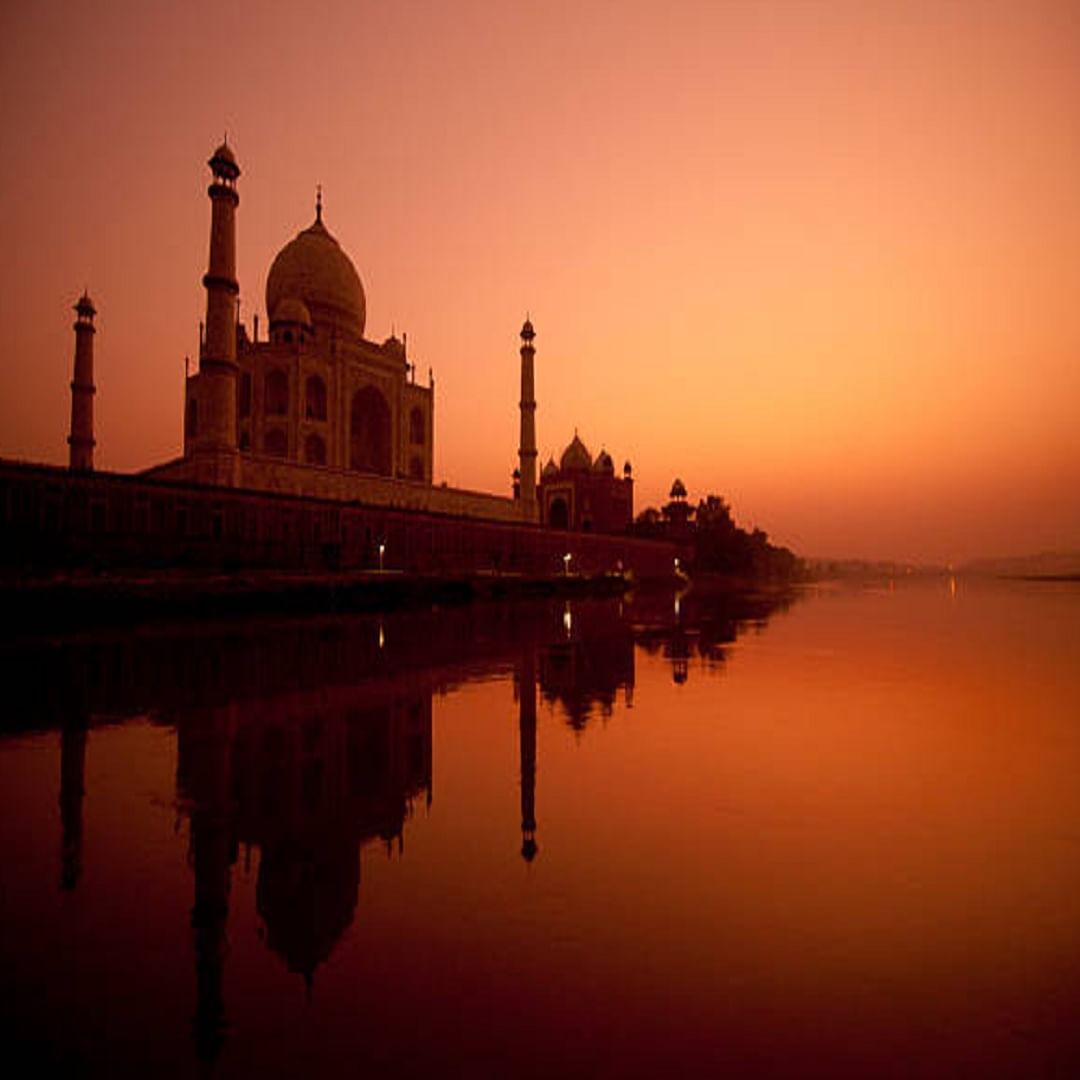 या अंधारात फक्त ताजमहलच नाही तर त्याच्या आजूबाजूला उभे असलेले मिनार देखील ताजमहालचे सौंदर्य वाढवतात. ताजमहालची सोनेरी आभा तर पाहण्यासारखी असते.  चंद्रप्रकाश आणि त्यातील प्रकाशाच्या संयोगामुळे, कधीकधी ताजमहालवर सोनेरी आभा दिसते. जी त्याला एक सोनेरी असे जादुई रूप देते.