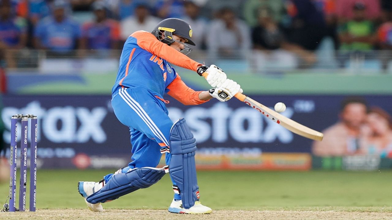 पाकिस्तानचे गोलंदाज आणि खेळाडू अभिषेक शर्माला रोखण्यात निष्प्रभ ठरले. पाकिस्तान अभिषेक शर्मासमोर काहीही करु शकले नाही. त्यामुळे अभिषेकसमोर  ऑन फिल्ड अपयशी ठरलेल्या पाकिस्तानने ऑफ फिल्ड निचपणाची पातळी गाठली. चिडलेल्या पाकिस्तान्यांनी अभिषेक शर्मा याच्या एक्स अकाउंटला रिपोर्ट केल्याचं म्हटलं जात आहे. (Photo Credit : Acc)