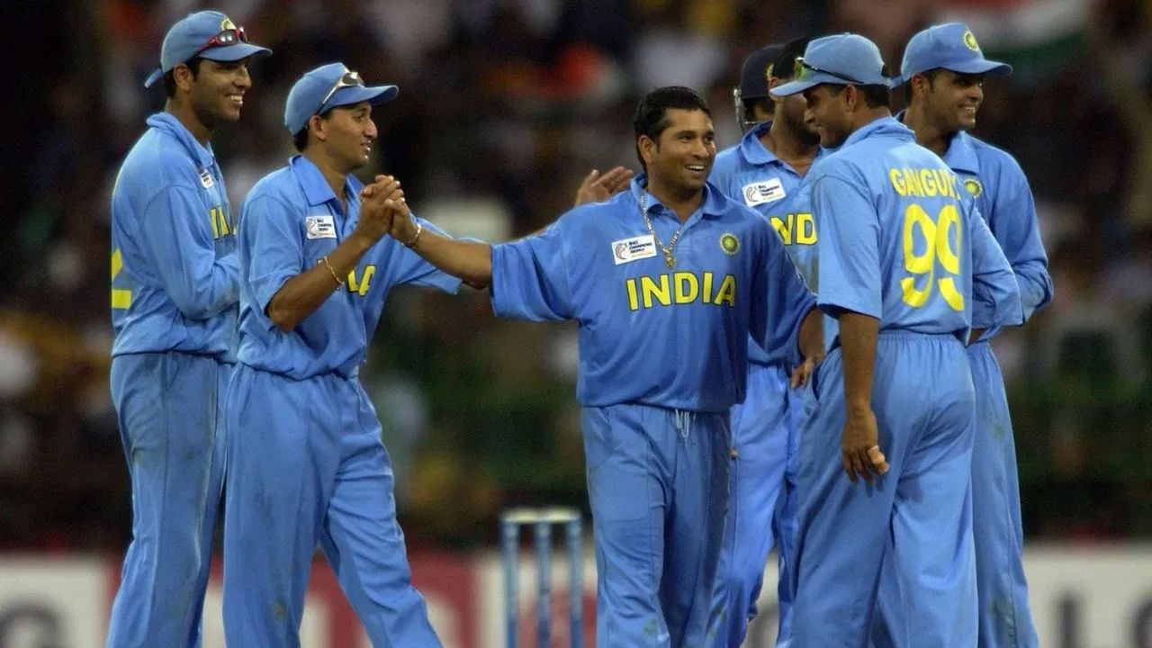 त्यामुळे टीम इंडियाला आशिया कप स्पर्धेनिमित्ताने जवळपास 23 वर्षांनंतर स्पॉन्सरशिवाय मैदानात उतरावं लागणार आहे. टीम इंडियाला याआधी 2002 साली एका वादामुळे स्पॉन्सरशिवाय खेळावं लागलं होतं. आयसीसी चॅम्पियन्स ट्रॉफी 2002 या स्पर्धेत भारताला स्पॉन्सशिवाय खेळावं लागलं होतं. (Photo Credit : Getty Images)