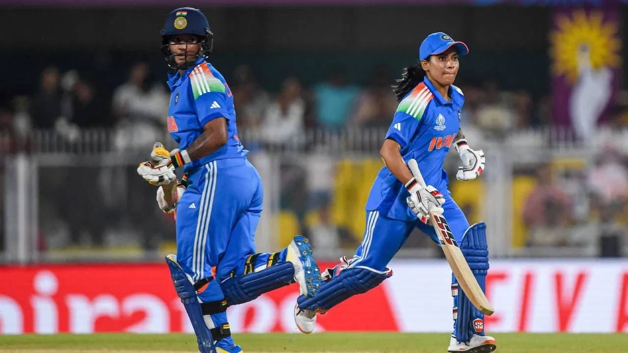 वयाच्या 15 व्या वर्षापर्यंत ती केवळ क्रिकेटच नाही तर मुलांसोबत फुटबॉल, हॉकी आणि हँडबॉल देखील खेळली. त्यानंतर नागेश गुप्ताच्या अकादमीत सामील झाली. तिथे तिच्या बॅटच्या स्विंगने प्रशिक्षकांचे लक्ष वेधून घेतले. (फोटो- बीसीसीआय ट्वीटर)