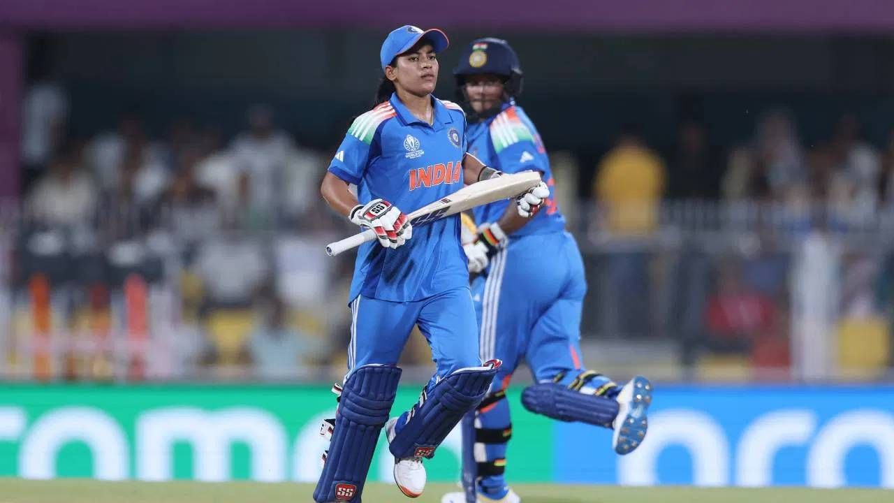 अमनजोत कौरने शानदार अर्धशतक झळकावून एक मोठा विक्रम रचला आहे.अमनजोत कौरने आठव्या क्रमांकावर फलंदाजी केली आणि 50 पेक्षा जास्त धावा केल्या.महिला विश्वचषकात भारतीय भूमीवर हा पराक्रम करणारी ती पहिली क्रिकेटपटू ठरली. (फोटो- बीसीसीआय ट्वीटर)