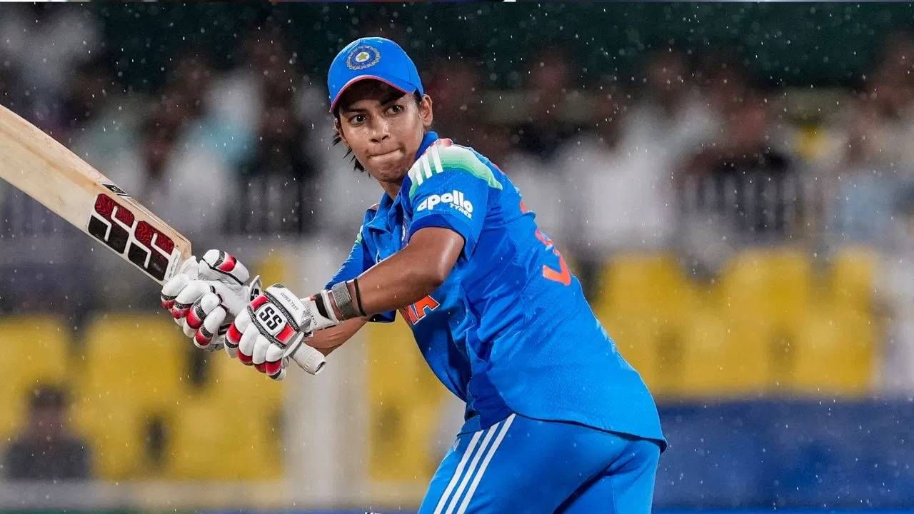 भारताकडून अमनजोत कौरने सर्वाधिक 57 धावा केल्या. यासाठी तिने 56 चेंडूंचा सामना केला आणि टीम इंडियाला संकटातून बाहेर काढलं.तिने पाच चौकार आणि एक षटकार मारला. महत्त्वाची गोष्ट म्हणजे अमनजोतने आठव्या क्रमांकावर फलंदाजी करताना ही खेळी केली. (फोटो- पीटीआय)