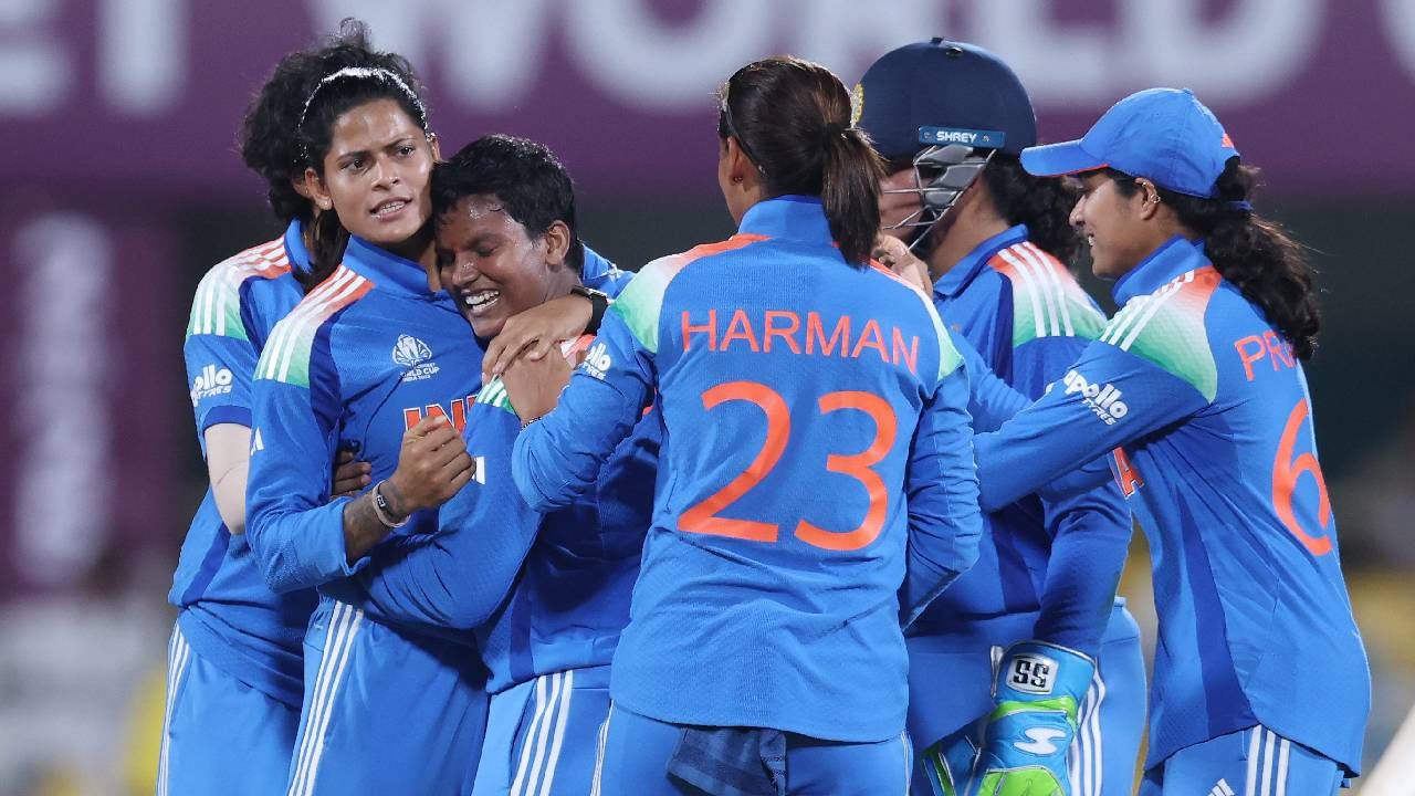 महिला वनडे वर्ल्ड कप स्पर्धेच्या पहिल्या सामन्यात भारत आणि श्रीलंका आमनेसामने आले आहेत.  भारताने श्रीलंकेसमोर विजयासाठी 271 धावांचं आव्हान ठेवलं आहे. या धावसंख्येत  दीप्ती शर्मा आणि अमनजोत कौर यांची खेळी महत्त्वाची ठरली. (फोटो- बीसीसीआय ट्वीटर)