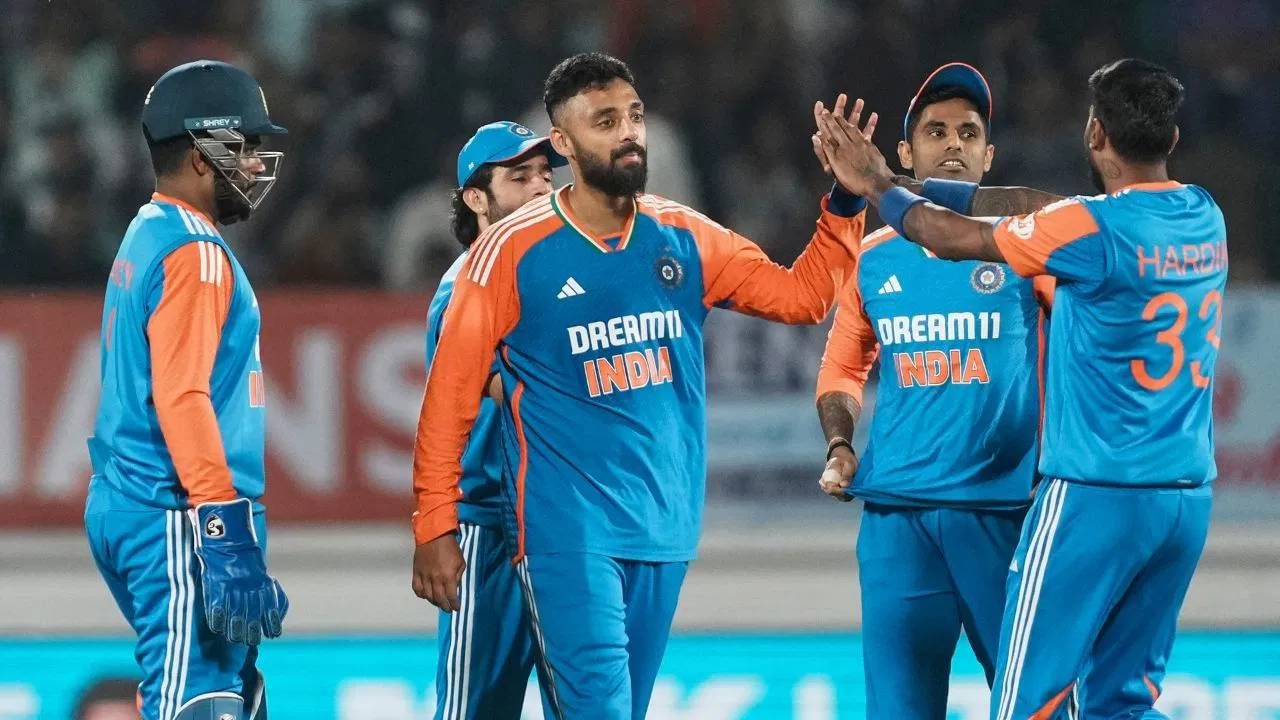 दिनेश कार्तिकच्या मते, भारतीय संघ यंदा जेतेपदाचा प्रमुख दावेदार आहे. क्रीडारसिक आणि तज्ज्ञांचं मत देखील असंच आहे. त्यामुळे भारतीय जेतेपद मिळवेल यात काही शंका व्यक्त करता येणार नाही. एखाद उलटफेर झाला तरंच हे भाकीत खोटं ठरू शकतं.  (Photo: PTI)