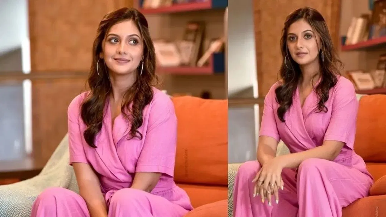 वेगवेगळ्या मालिकांमधून प्रेक्षकांच्या मनात घर करणाऱ्या तेजश्रीकडे एकूण संपत्ती किती असा प्रश्न अनेकांना पडतो. रिपब्लिक वर्ल्डच्या वृत्तानुसार तिच्याकडे एकूण 20 ते 30 कोटी रुपयांची संपत्ती असल्याचे म्हटले जाते.