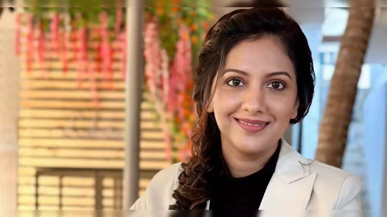 मराठी चित्रपटसृष्टीमधील अतिशय लोकप्रिय अभिनेत्री म्हणून तेजश्री प्रधान ओळखली जाते. तिने आजवर अनेक मालिका आणि चित्रपटांमध्ये काम करत प्रेक्षकांच्या मनात घर केले आहे. आता तेजश्रीची संपत्ती किती? असा प्रश्न अनेकांना पडला आहे. चला जाणून घेऊया...