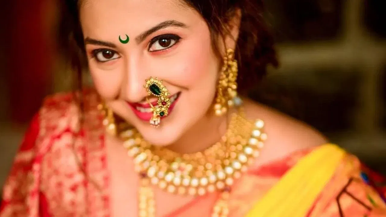 त्यानंतर तेजश्री प्रेमाची गोष्ट या मालिकेत दिसली. या मालिकेतील तिची मुक्ता ही भूमिका विशेष गाजली. पण मध्येच तेजश्रीने ही मालिका सोडली. त्यामागचे कारण अद्याप समोर आलेले नाही.