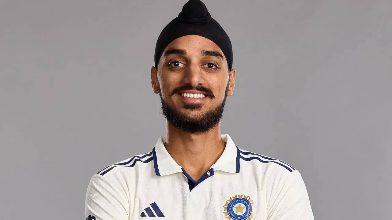 इंग्लंडविरुद्धच्या मालिकेत अतिरिक्त वेगवान गोलंदाज म्हणून खेळवण्यात आलेल्या अर्शदीप सिंगची यावेळी निवड झालेली नाही. टीम इंडियाने वेस्ट इंडिजविरुद्ध तीन वेगवान गोलंदाज खेळवण्याचा निर्णय घेतला आहे. त्यामुळे अर्शदीप सिंगला स्थान मिळालेले नाही.