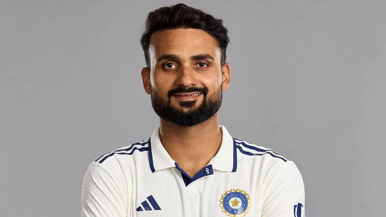 आकाश दीपने इंग्लंडविरुद्धच्या मालिकेत तीन सामने खेळले. या मालिकेत आकाशने इंग्लंडला जेरीस आणलं होतं. आकाशने चांगले आक्रमण केले आणि एकूण 13 विकेट्स घेतल्या. वेस्ट इंडिजविरुद्धच्या मालिकेसाठी आकाश दीपची निवड झाली नाही हे आश्चर्यकारक आहे.