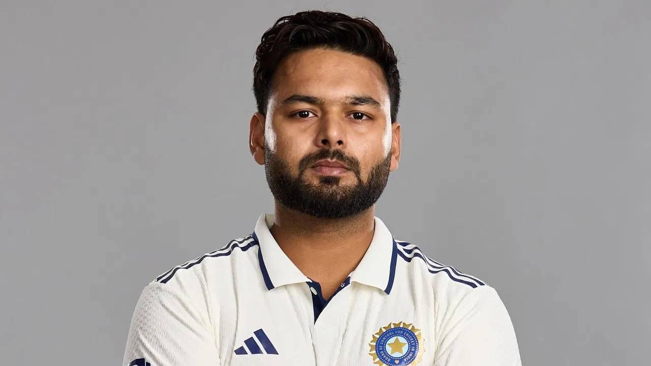 इंग्लंडविरुद्धच्या मालिकेत ऋषभ पंत टीम इंडियाचा यष्टीरक्षक-फलंदाज होता. तसेच त्याच्या खांद्यावर उपकर्णधारपदाची धुरा होता. पण वेस्ट इंडिजविरुद्धच्या मालिकेसाठी पंत नाही. कारण इंग्लंड मालिकेत झालेल्या दुखापतीतून तो सावरलेला नाही. त्यामुळे त्याचा विचार केला गेला नाही. 