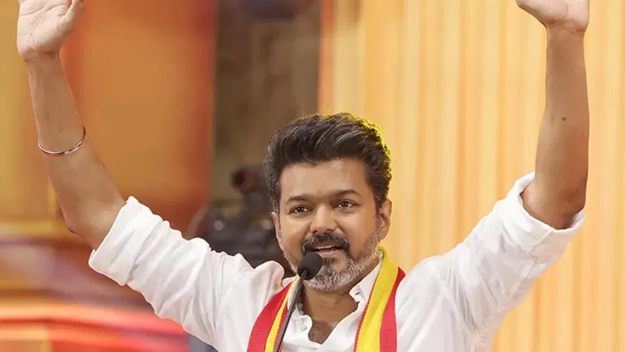 विजय यांनी अलीकडेच एच. विनोद यांच्या दिग्दर्शनाखालील ‘जननायकन’ या चित्रपटाचे शूटिंग पूर्ण केले आहे. दरम्यान, विजय यांनी तमिळगा वेट्ट्री कझगम म्हणजेच TVK ची स्थापना केली आहे आणि 2026 च्या निवडणुकीच्या तयारीसाठी प्रत्येक शनिवारी सक्रिय दौरा करण्याचा निर्णय घेतला.