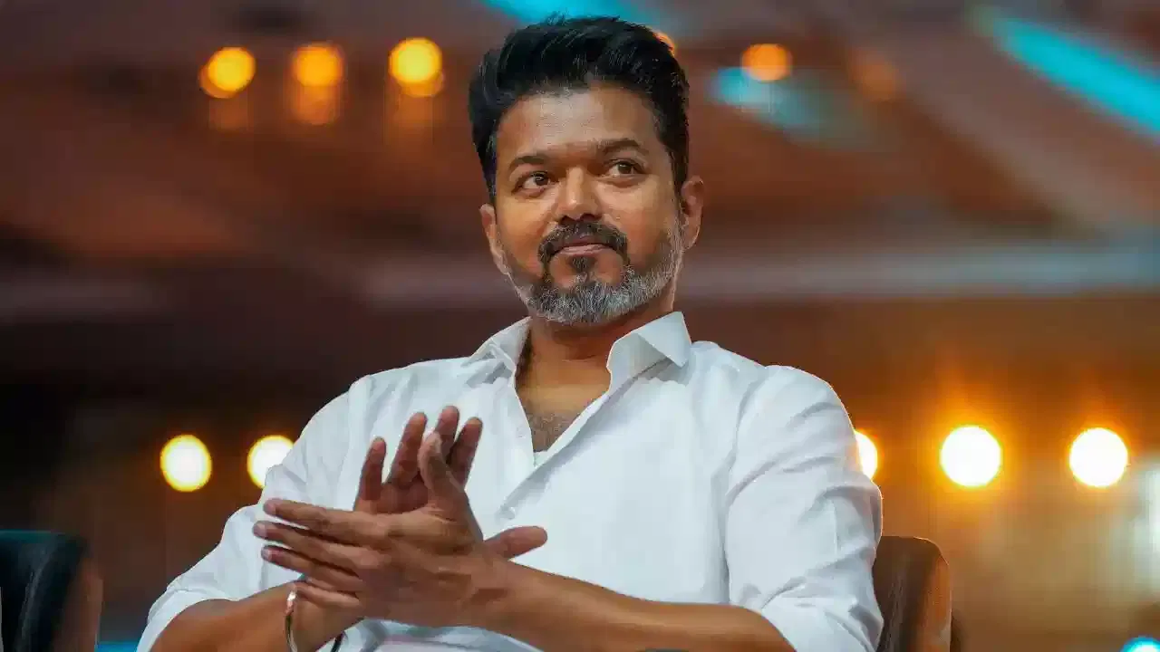 पहिल्या आठवड्यात तिरुची आणि अरियालूर, दुसऱ्या आठवड्यात तिरुवरूर आणि नागपट्टिनम येथे प्रचार केला. तिसऱ्या शनिवारी विजय नामक्कल आणि करूर भागात प्रचारासाठी गेले होते, जिथे हा दु:खद अपघात घडला.