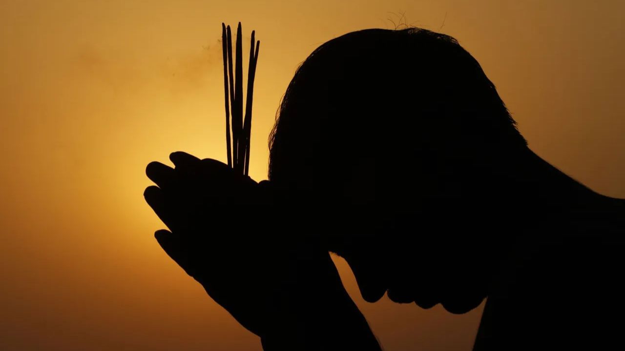 देवाचे आभार माना: झोपण्यापूर्वी देवाचे आभार मानायला विसरू नका, असे केल्याने तुमच्या जीवनात सकारात्मकता वाढते. याचा परिणाम तुमच्या आयुष्यावर होतो.  