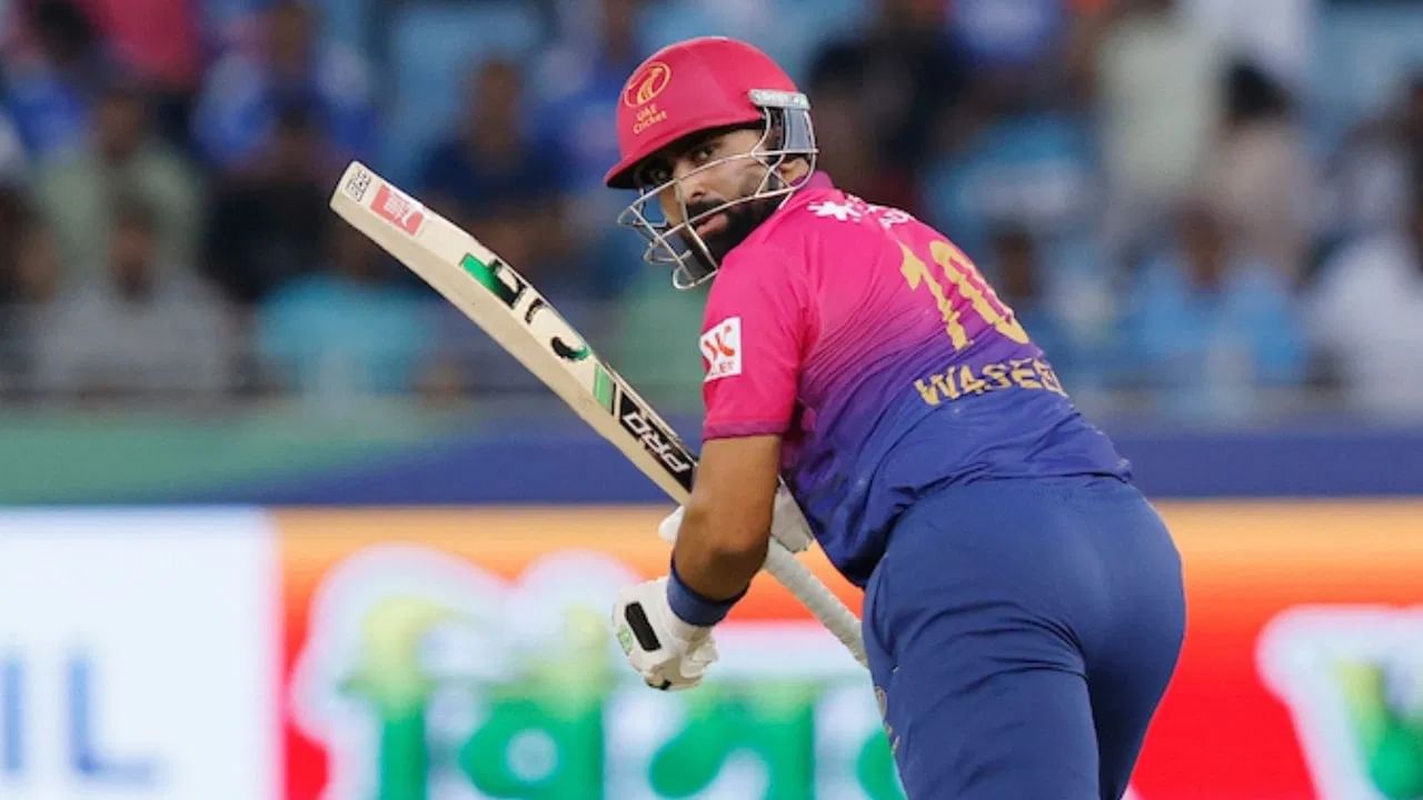 आशिया कप 2025 स्पर्धेत होम टीम यूएईला विजयी सुरुवात करता आली नाही. मात्र यूएईने दुसऱ्या सामन्यात कमबॅक करत विजयाचं खातं उघडलं. यूएईने साखळी फेरीतील आपल्या दुसऱ्या सामन्यात ओमानवर मात केली. यूएईच्या विजयात कॅप्टन मुहम्मद वसीम याने निर्णायक भूमिका बजावली. मुहम्मद वसीम याने यासह वर्ल्ड रेकॉर्डही केला. (Photo Credit : Asian Cricket Council) 