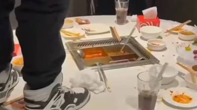 Viral News: आधी खाल्ल, मग टेबलवर चढला! सूपमध्येच केली लघवी, कोर्टाने ठोठावला अडीच कोटींचा दंड, वाचा नेमकं काय घडलं?