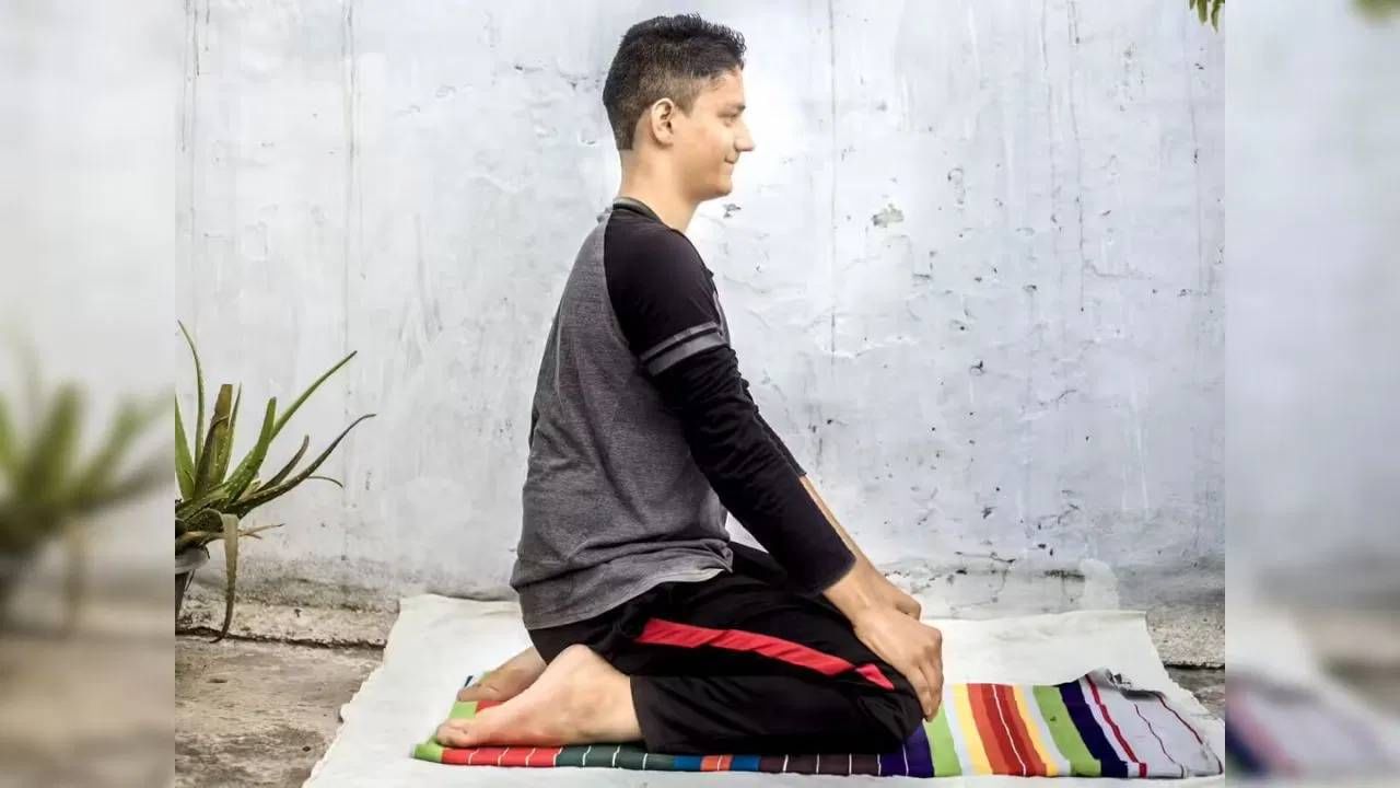 हे आसन पचन प्रक्रियेला गती देते आणि अन्न जलद आणि सहज पचते. ज्यामुळे पचन सुधारण्यास मदत होते. वज्रासनमुळे पाठिच्या समस्या दूर होण्यासही मदत होते. 