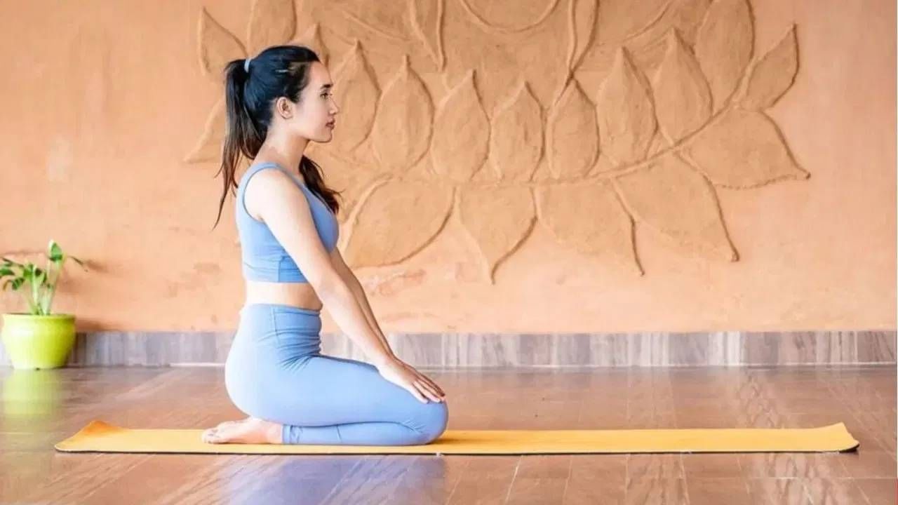 वज्रासन केल्याने मानिसक आरोग्य चांगले राहण्यास मदत होते. याशिवाय तणाव देखील कमी होतो. जेव्हा आपले मन शांत असते तेव्हा पचनसंस्था देखील चांगले काम करते. यामुळे मानसिक आरोग्य अत्यंत महत्वाचे ठरते. 