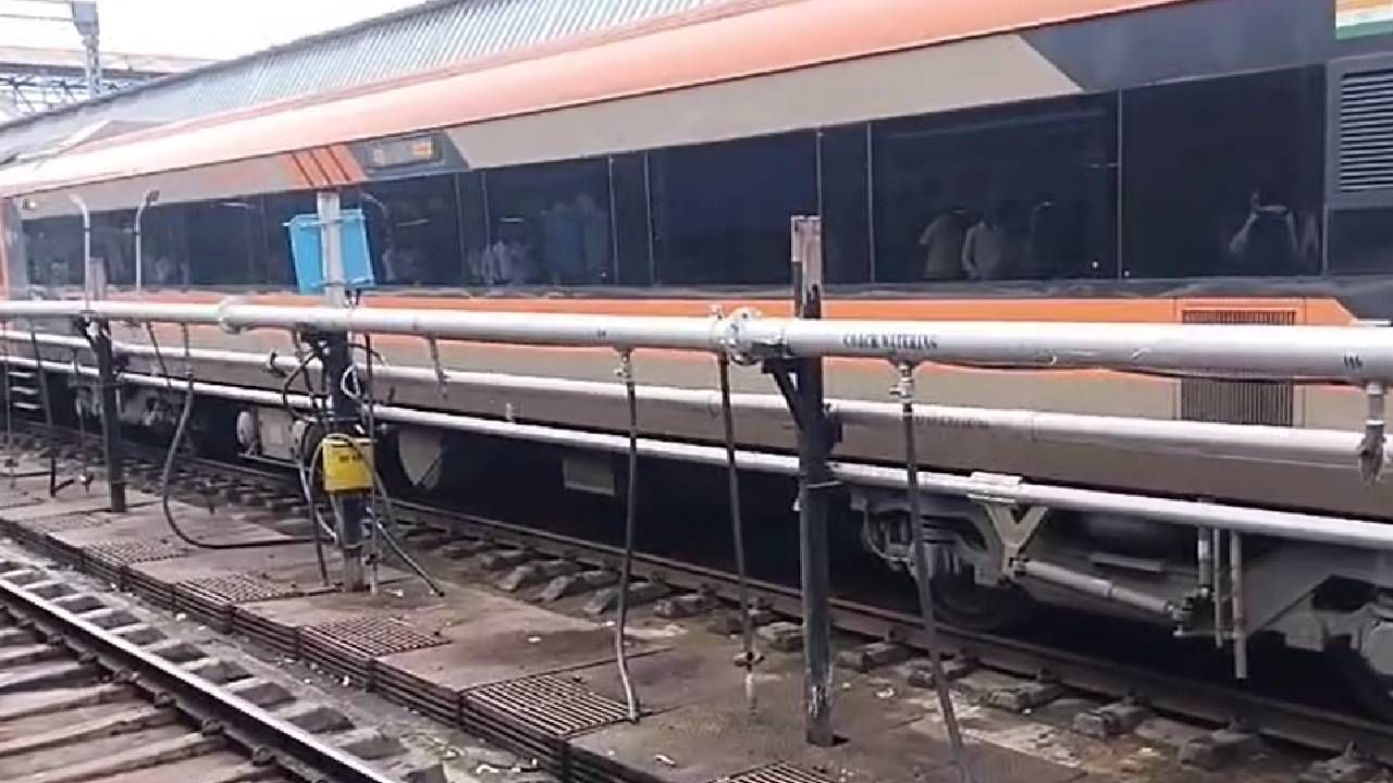 Solapur Flood : आधी महामार्ग बंद, आता ‘वंदे भारत’ ठप्प.. सीना नदीच्या पुरामुळे सोलापुरात भीषण परिस्थिती