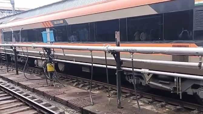 Solapur Flood : आधी महामार्ग बंद, आता वंदे भारत ठप्प.. सीना नदीच्या पुरामुळे सोलापुरात भीषण परिस्थिती
