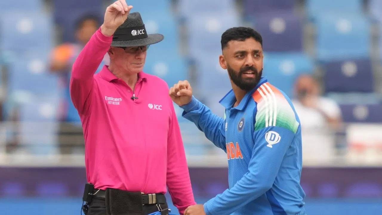 युएईतील खेळपट्ट्या या फिरकीला मदत करणाऱ्या असल्याची चर्चा आहे. त्यामुळे मिस्ट्री स्पिनर वरुण चक्रवर्ती या स्पर्धेत हुकुमाचा एक्का ठरू शकतो. तसेच सर्वाधिक विकेट घेणारा गोलंदाज ठरू शकतो. वरुण चक्रवर्तीने दुबईत पार पडलेल्या चॅम्पियन्स ट्रॉफीत सर्वाधिक 9 विकेट घेतल्या होत्या.  (Photo: PTI)