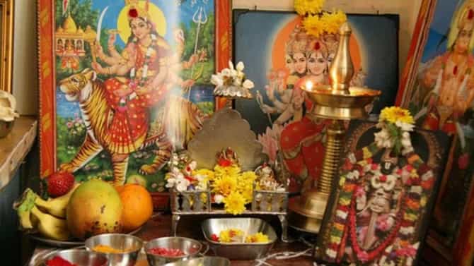 Vastu Shastra : देवघरात चुकूनही ठेवू नका या 5 वस्तू, अन्यथा घरात गरिबी आलीच म्हणून समजा