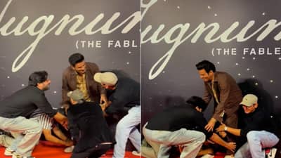 VIDEO! विक्रांत मेस्सी,अनुराग कश्यप, विजय वर्मा स्टेजवर धावत आले; मनोज वाजपेयीच्या पायावर लोटांगण घातलं