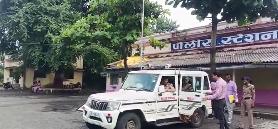 रिसोड पोलिसांनी या टोळीतील तीन महिला व एक पुरुषाला अटक केली असून त्यांच्या ताब्यातून 44 हजार रुपयांचे दागिने आणि तब्बल 1लाख 25 हजार रुपये रोख जप्त करण्यात आले आहेत. 