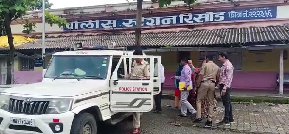 ही टोळी अत्यंत शिताफीने आधी मुलगी दाखवत असे. त्यानंतर पारंपरिक रीतीरिवाजांनुसार लग्न लावून देत असे. मात्र लग्नाच्या पहिल्याच रात्री नवरी घरातील सोनं व रोख रक्कम घेऊन फरार होत असे.